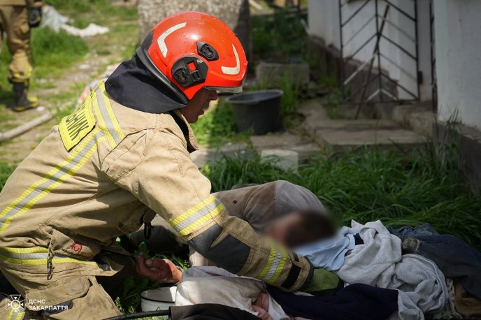 Двоє постраждалих перебувають у лікарні: в Ужгороді спалахнула пожежа – 01