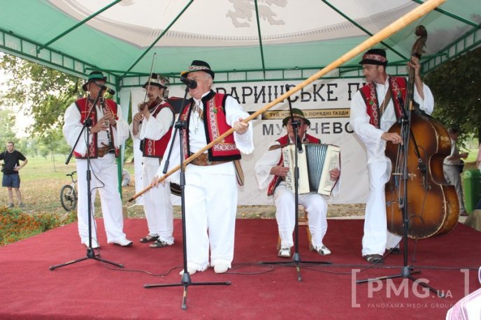 У Мукачеві фестиваль "Варишське пиво" відкрили флешмобом – 10