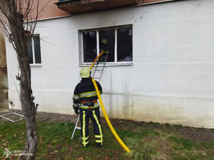 У Мукачеві під час пожежі врятували 7 людей – 05