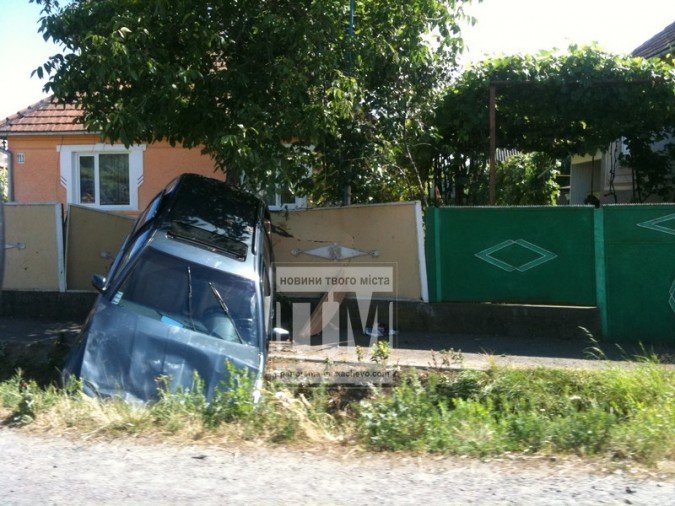 В Ракошині чергове ДТП: автівка протаранила паркан (ФОТО) – 01