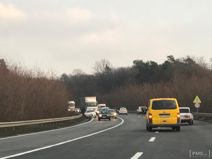 На трасі "Київ-Чоп" сталася аварія: рух ускладнено – 03