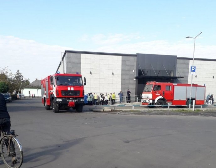 Поблизу автовокзалу у Мукачеві виникла пожежа. На місці працюють вогнеборці, – соцмережі – 01