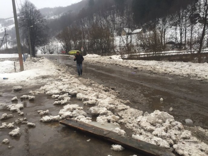 На Рахівщині в селевий потік потрапив легковик із пасажирами – 03