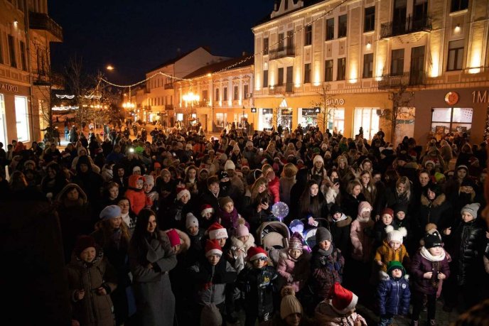 На ялинках Ужгорода та Мукачева засвітили святкові вогні – 10