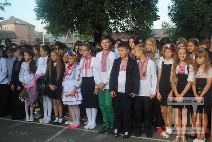 Перший дзвоник відсвяткували у Мукачівській гімназії (ФОТОРЕПОРТАЖ) – 01 Перший дзвоник відсвяткували у Мукачівській гімназії (ФОТОРЕПОРТАЖ) – 01