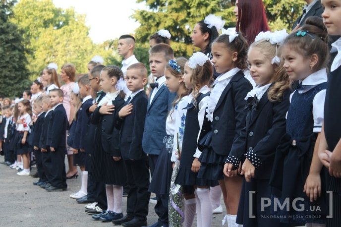 НВК "Гармонія" урочисто відзначила свято Першого вересня лінійкою у вишиванках – 23