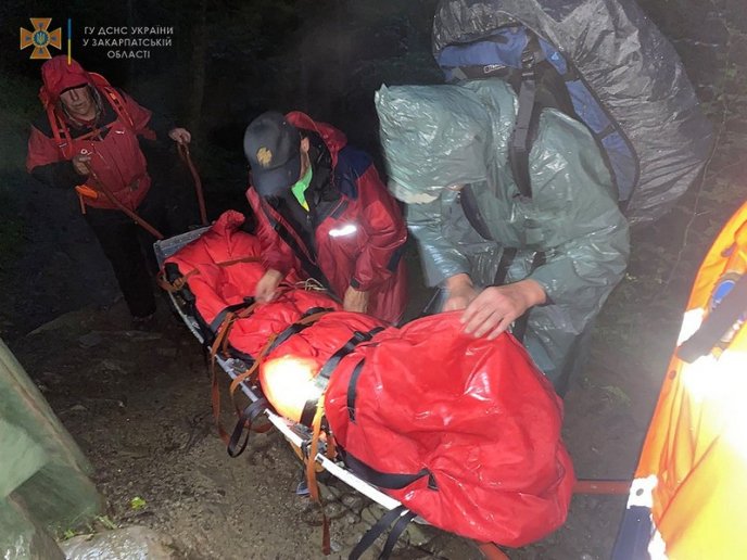 Послизнулася на корінні дерева і впала: рятувальники допомагали травмованій жінці – 03 Послизнулася на корінні дерева і впала: рятувальники допомагали травмованій жінці – 03