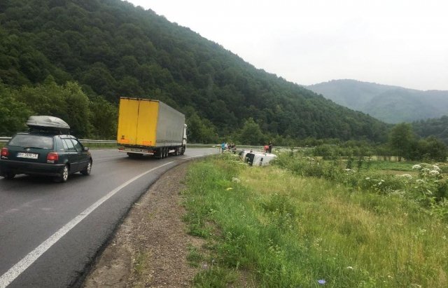 Ранкова ДТП: "швидка" вилетіла з дороги – 02