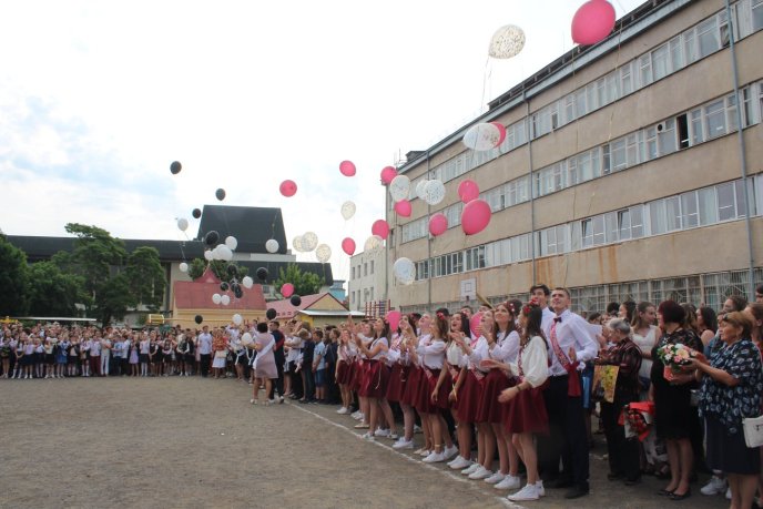 Для 690 ужгородських одинадцятикласників пролунав останній дзвінок – 08