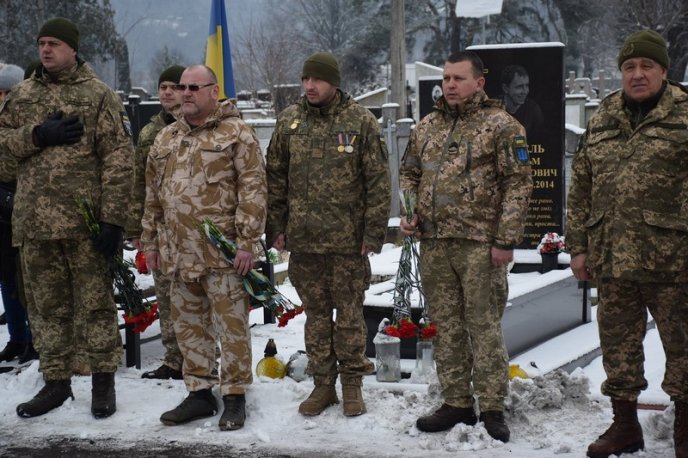 Дебальцівський плацдарм: у Мукачеві вшанували загиблих воїнів-героїв – 04 Дебальцівський плацдарм: у Мукачеві вшанували загиблих воїнів-героїв – 04