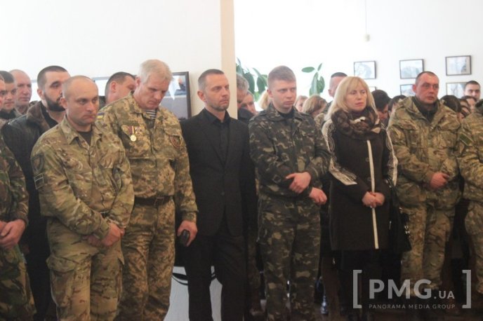 У Мукачеві відкрили фотовиставку, присвячену річниці боям за Дебальцево – 13