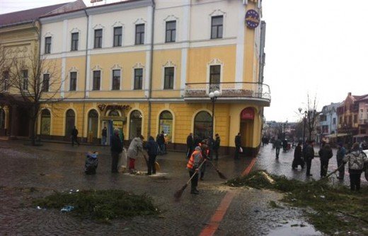 Свято скінчилось: у Мукачеві розібрали головну ялинку міста (ФОТО) – 02