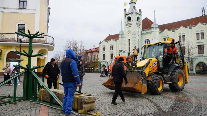 У Мукачеві встановлюють головну різдвяно-новорічну ялинку: коли її засвітять – 01