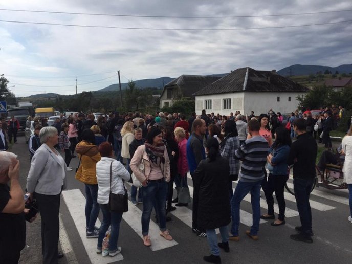 На Свалявщині люди перерили дорогу – 01