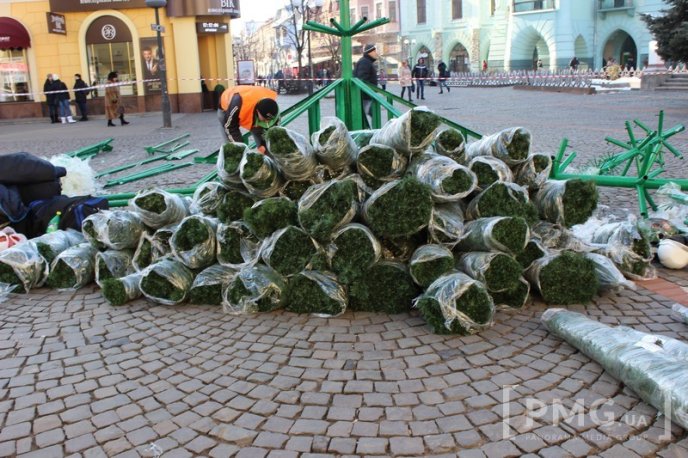 У Мукачеві встановлюють головну новорічну ялинку міста, яка буде штучною – 03 У Мукачеві встановлюють головну новорічну ялинку міста, яка буде штучною – 03