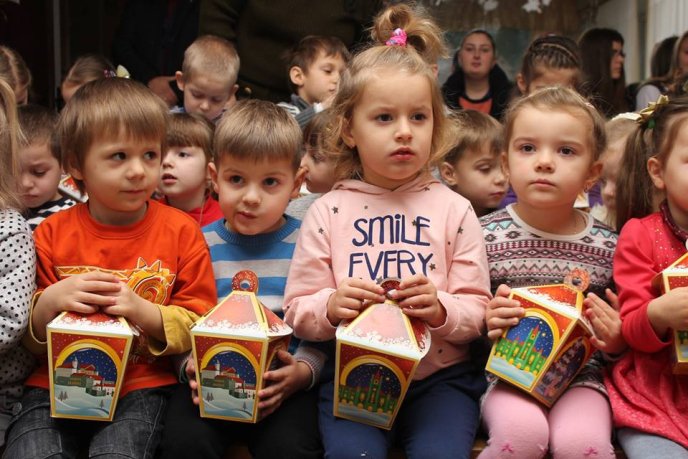 До Дня Святого Миколая мукачівські школярі та дошкільнята отримали подарунки – 06
