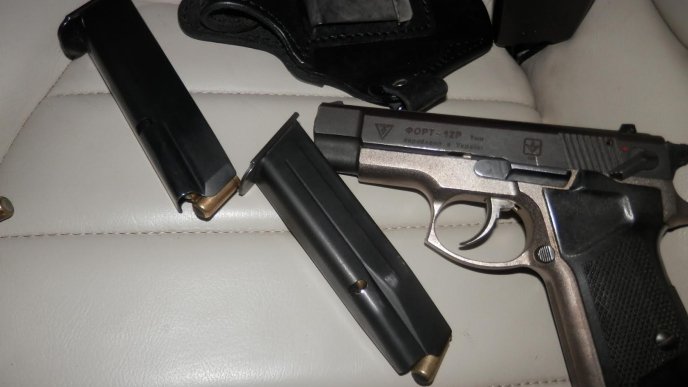 24-річний юнак на елітному "Ягуарі" попався зі зброєю – 02