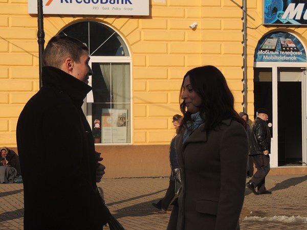 До Дня святого Валентина у центрі Берегова чоловік оригінально освідчився дівчині у коханні (ФОТО) – 06