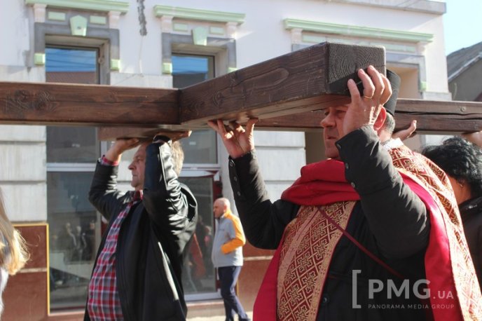 У Мукачеві католики двох обрядів пройшли Хресну Дорогу – 14 У Мукачеві католики двох обрядів пройшли Хресну Дорогу – 14