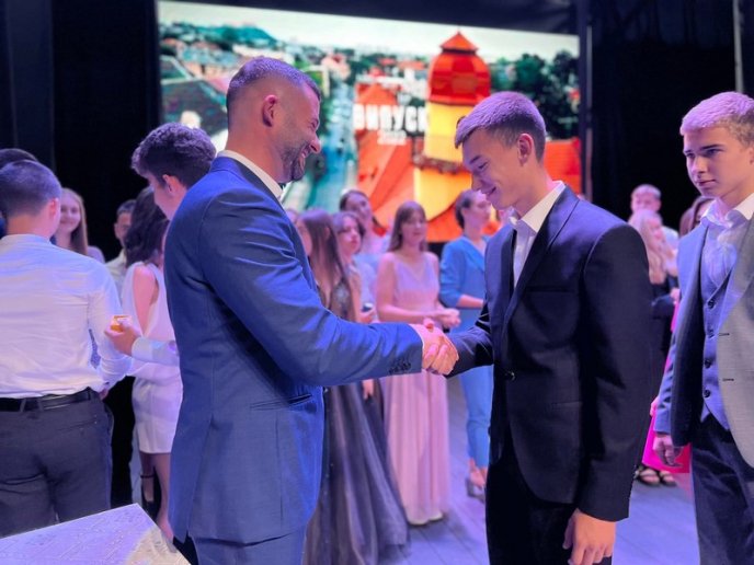 У Мукачеві нагородили випускників одинадцятих класів – 07