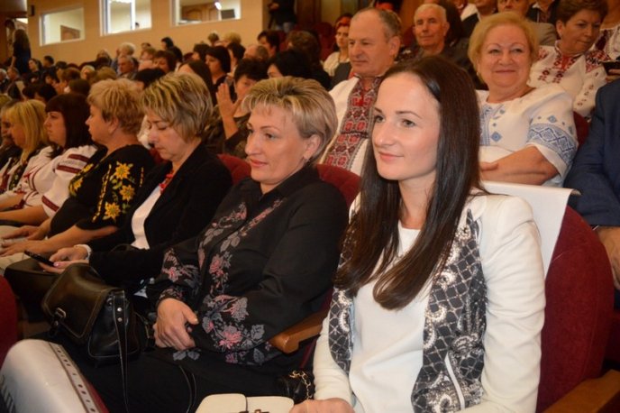 Геннадій Москаль відзначив ужгородську вчительку "Золотим ведмедиком" – 01