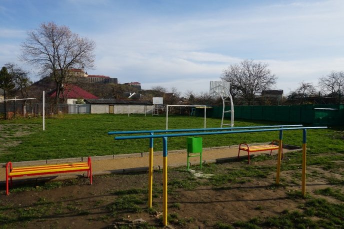 У двох школах Мукачева провели благоустрій територій – 06