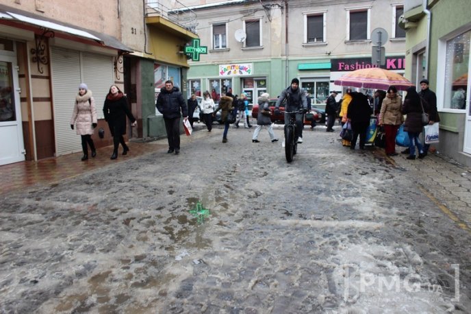 Одна з центральних вулиць Мукачева перетворилась на суцільну калюжу – 28