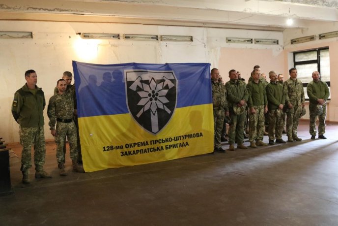 128-ій бригаді передали бойовий прапор, освячений у річці Йордан – 01