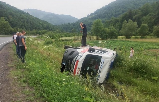 Ранкова ДТП: "швидка" вилетіла з дороги – 01