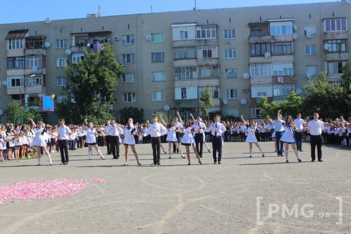 У Мукачівській ЗОШ №11 урочисто відзначили свято останнього дзвоника – 43 У Мукачівській ЗОШ №11 урочисто відзначили свято останнього дзвоника – 43