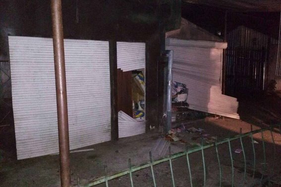 Двоє чоловіків пограбували торговий кіоск біля ринку – 04