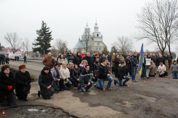 На колінах зі сльозами на очах полеглого "кіборга" зустріли мешканці рідної Ільниці (ФОТО) – 08