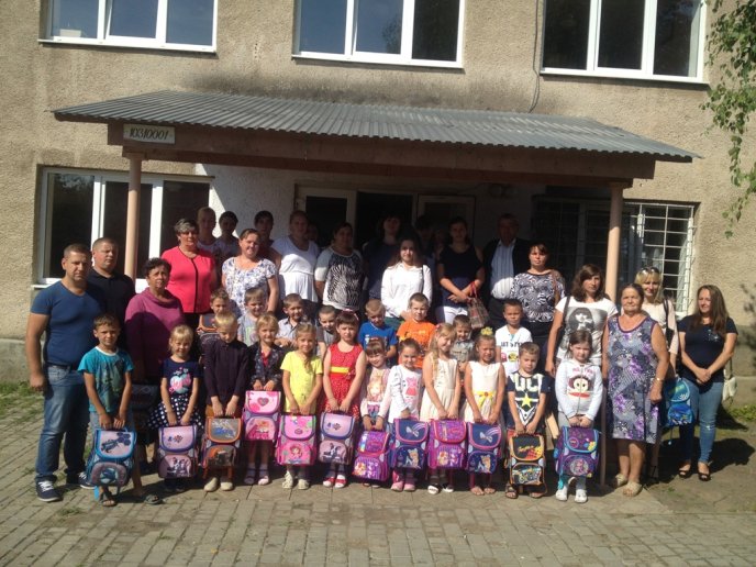 Першокласникам Тячівщини до Дня знань подарували нові ранці – 01