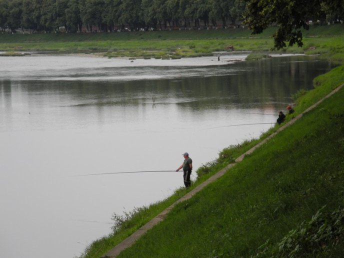 В Ужгороді ловлять рибу не дивлячись на заборону (ФОТО) – 02