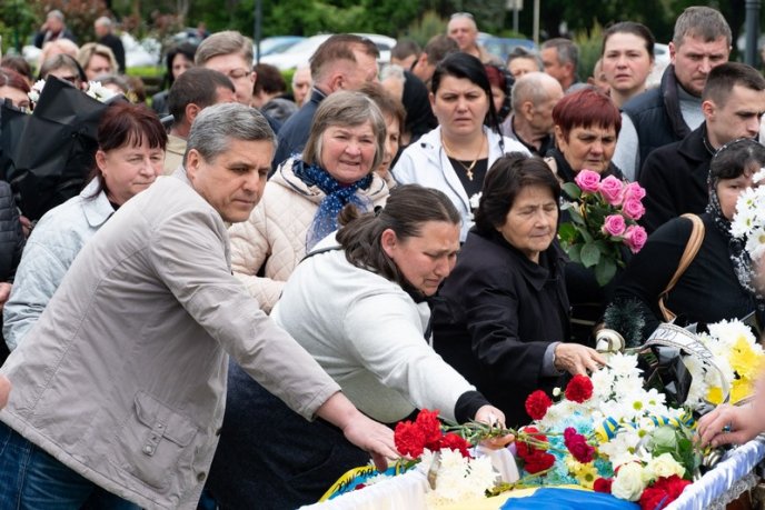 Залишилися дружина і троє дітей: на Закарпатті поховали військового – 08
