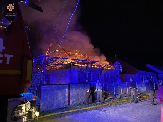 Розбудили жінку і винесли з хати 4 дітей: вночі ледь не сталась трагедія – 01