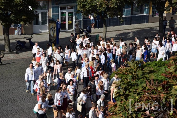 У Мукачеві стартував парад вишиванок – 11