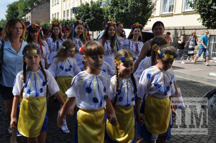 День Незалежності України у Мукачеві відзначили масштабним парадом вишиванок (ФОТОРЕПОРТАЖ) – 29