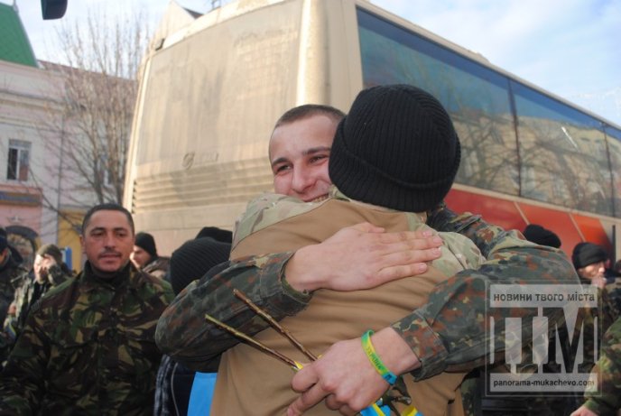 У Мукачеві з оплесками зустрічали героїв-бійців 128-ої бригади (ФОТОРЕПОРТАЖ) – 22