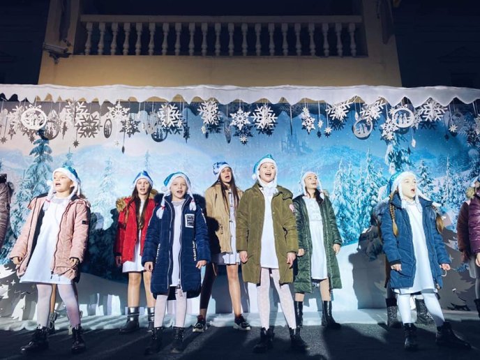 В центрі Мукачева дітлахи отримали солодкі подарунки – 16