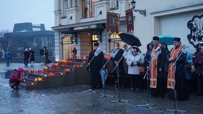 Жителі обласного центру запалили свічки у пам’ять жертв Голодоморів – 05 Жителі обласного центру запалили свічки у пам’ять жертв Голодоморів – 05