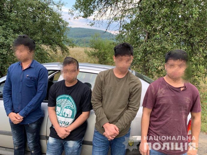 На Закарпатті затримано львів’янина, який перевозив нелегальних мігрантів – 01
