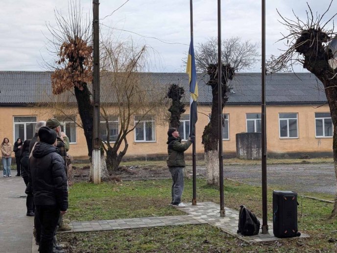Прапори Надії піднімають разом із державним стягом / фото: Закарпатська ОДА