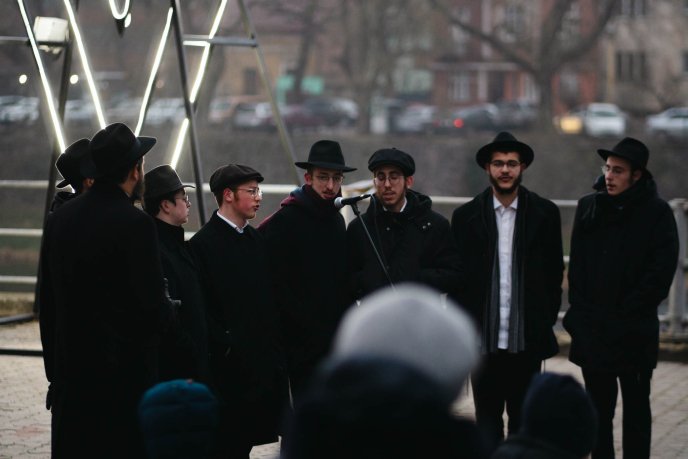 В Ужгороді урочисто запалили Менору з нагоди свята Хануки – 04