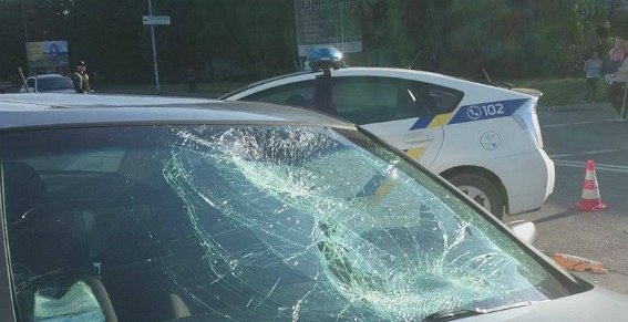 В обласному центрі двоє юнаків на скутері зіткнулись з іномаркою – 04