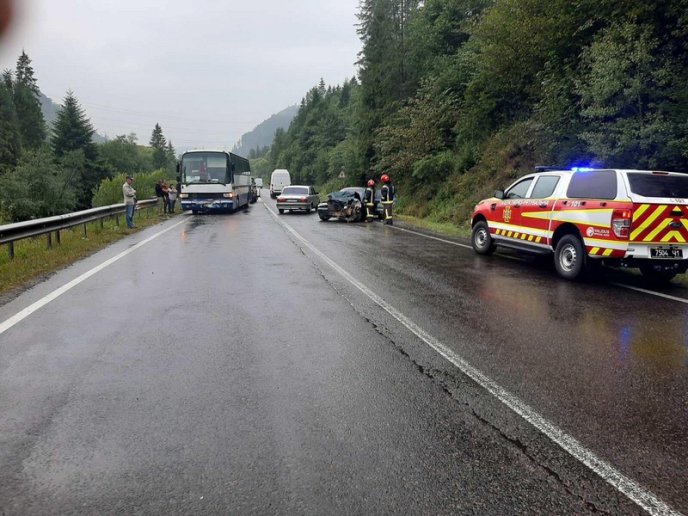 Зіткнулись три машини та автобус "Тячів-Київ". Є постраждалі – 03