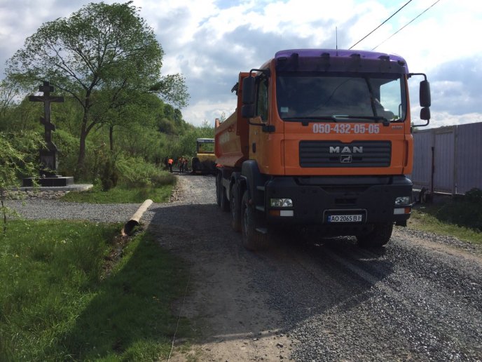 На Хустщині триває ремонт дороги, яка веде до Долини нарцисів – 01