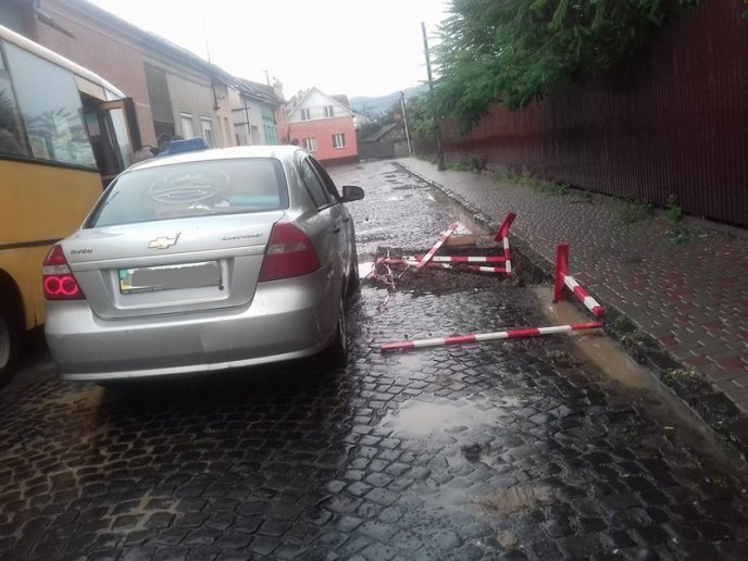 На одній із вулиць Мукачева автобус потрапив у провалля – 02