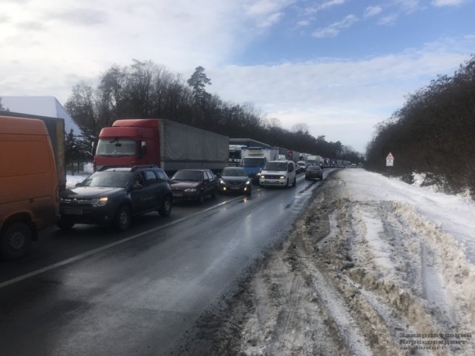 На Ужгородщині ДТП: на трасі великі затори – 02