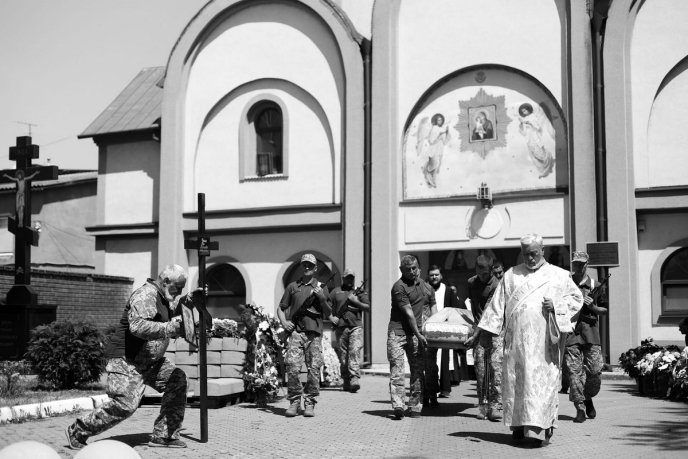 Мукачево попрощалось із військовим, який захищав Україну від російських окупантів – 02